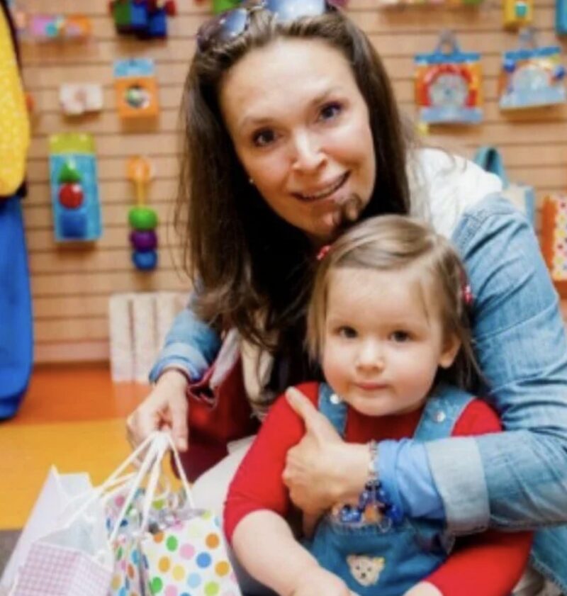 Дочь в 41 год, дачные заботы и редкие роли: почему Марина Могилевская выбрала тишину