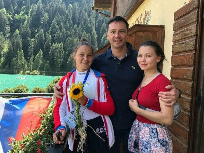 Актёр Сергей Губанов со своими старшими дочерьми