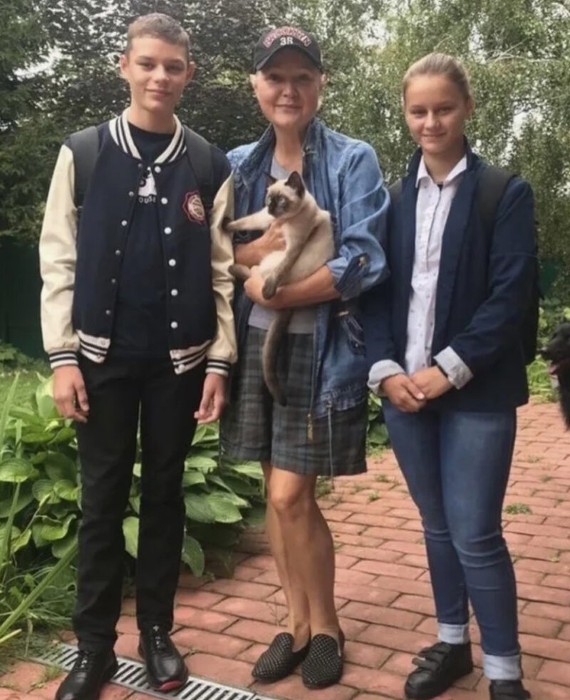 Сын устроился в магазин, а дочь — в общепит: как сейчас живут приемные дети Маргариты Суханкиной