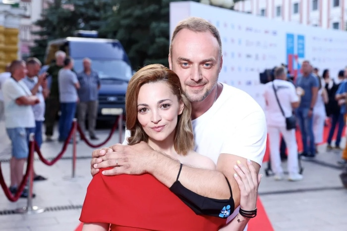 Максим Щеголев и певица Теона Дольникова