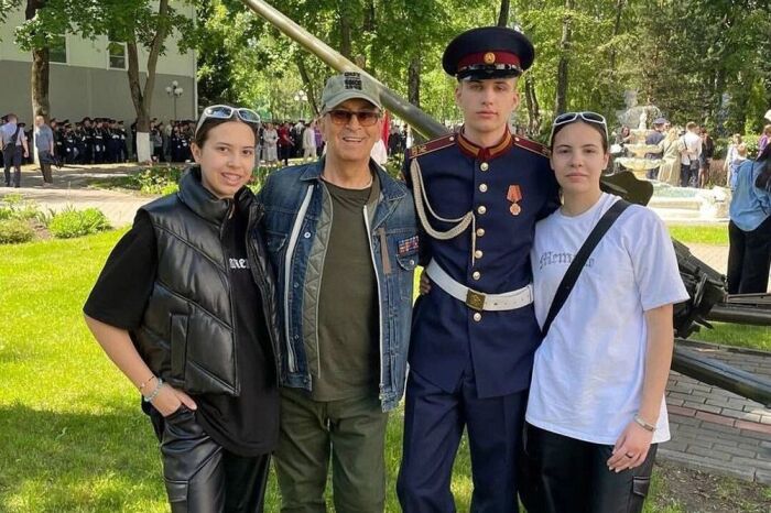 Музыкант со своими внуками