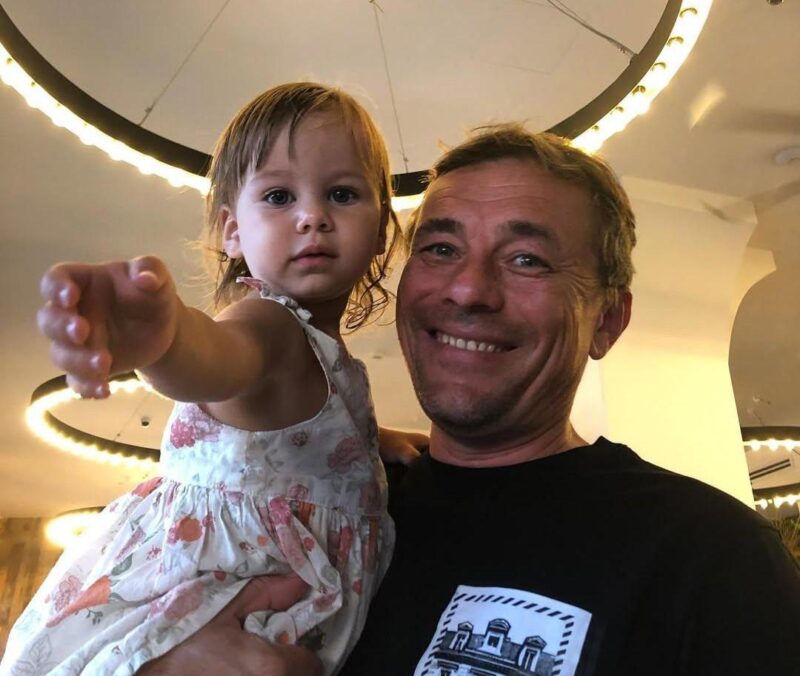Брак на три недели, уход с двумя чемоданами и позднее отцовство: три попытки Олега Василькова обрести семью