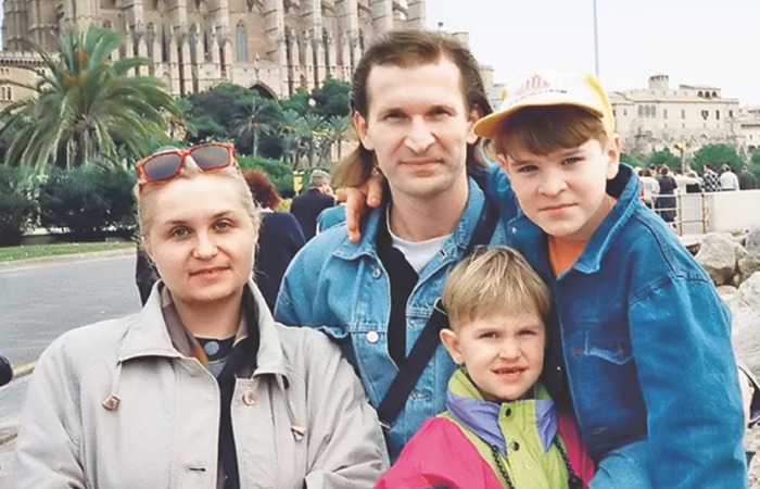 Семейное фото Добронравовых: Фёдор, Виктор и Иван