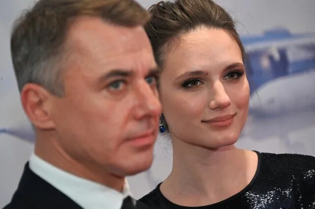 Семь известных российских актеров и их жены, выбравшие жизнь вдали от софитов