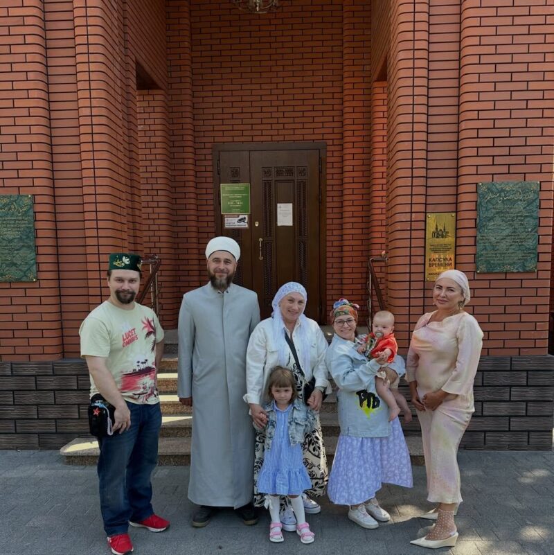 Кадр с семейного торжества в честь обряда имянаречения внука телеведущей