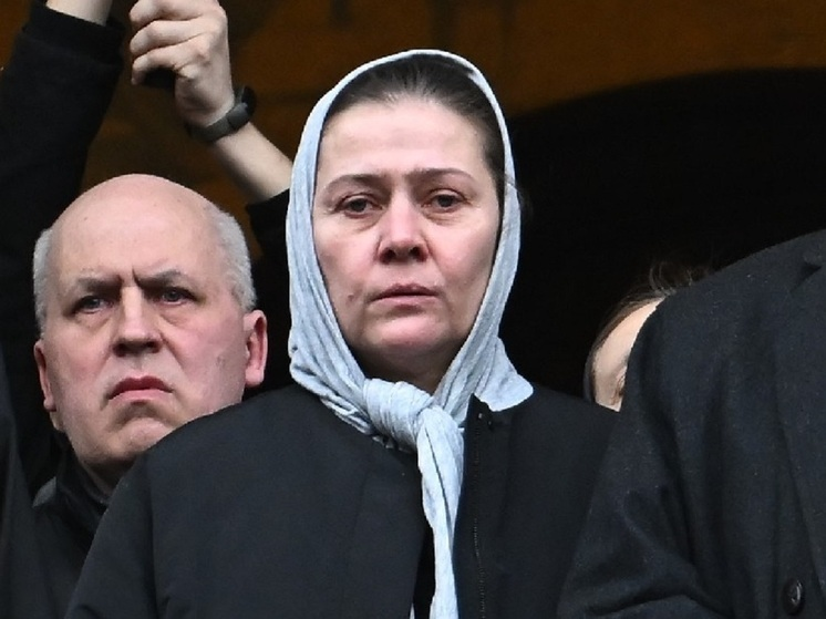 «Очень плохо выглядит для своего возраста»: почему Мария Голубкина не колет «гадость» и не стесняется седины