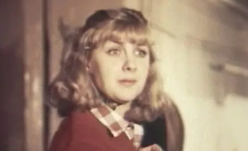Елена Яковлева в картине «Двое под одним зонтом»