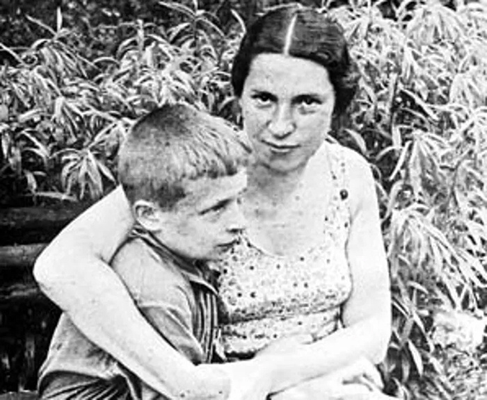 Агния Барто с сыном Гариком в конце 1930-х годов