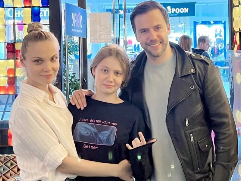 Татьяна Арнтгольц с Иваном Жидковым и маленькой Машей