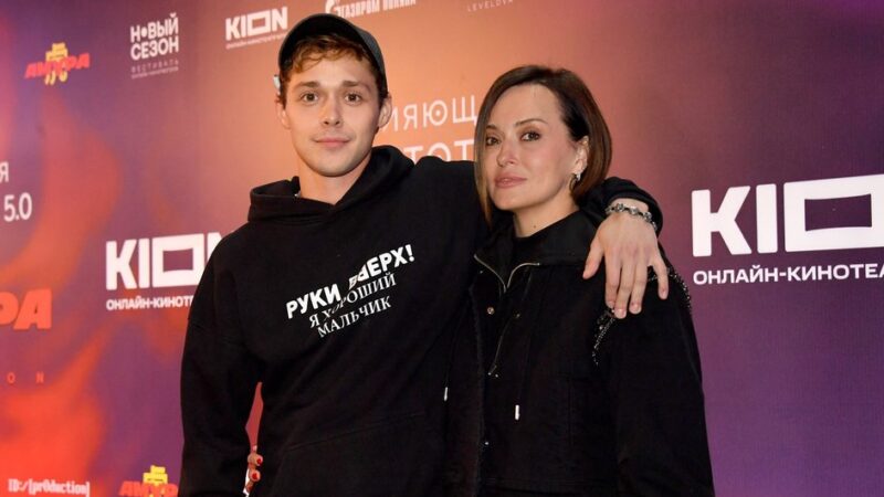 Потерял родителей в девять лет, работал на заводе, а теперь играет Сергея Жукова и встречается с женщиной на 21 год старше: путь актера Влада Прохорова