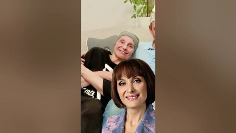 Тридцать лет брака, победа над тяжелым недугом и две разные дочери: как сейчас живет звезда «Аншлага» Светлана Рожкова