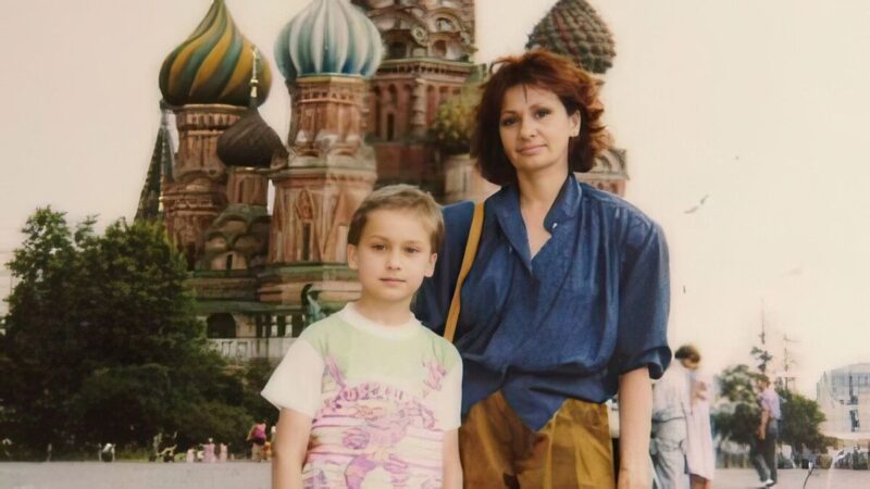 Кирилл Жандаров в детстве с матерью