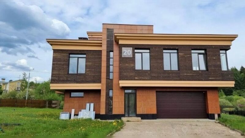 Загородный дом Алексея Пиманова с бассейном и зимним садом: как устроен быт телеведущего в коттедже с необычной историей