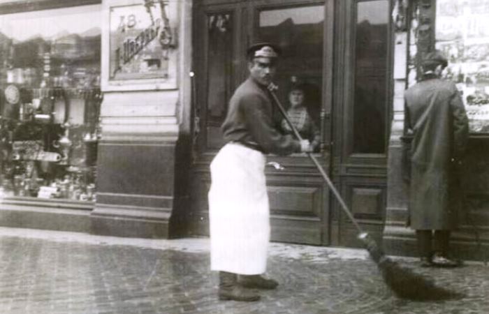 Дворники в дореволюционных городах получали скромное жалованье, но обеспечивались бесплатным жильем