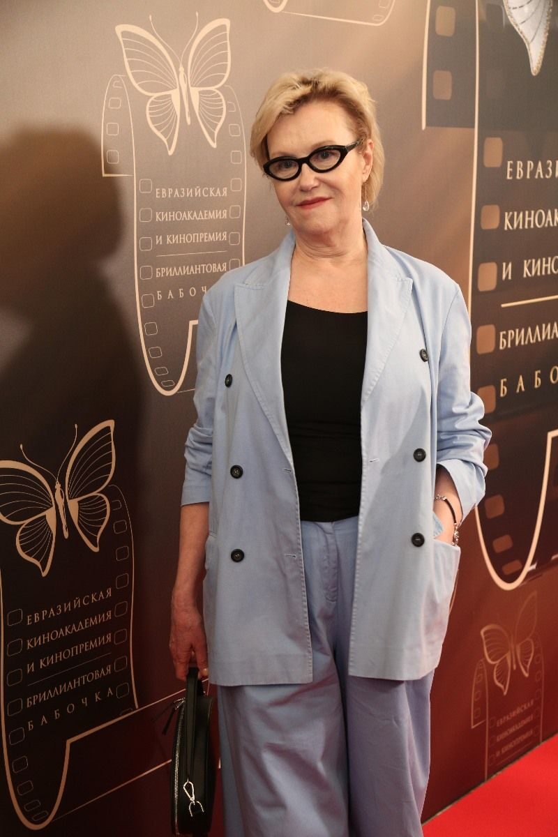 «Я сама за себя замуж вышла»: 64-летняя Ирина Розанова ответила на слухи о болезнях и обсуждение её внешности