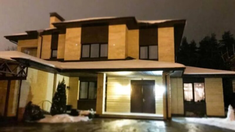 Загородный дом Татьяны Волосожар и Максима Транькова: баня вместо гаража и уют для большой семьи