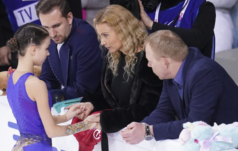 Анна Щербакова со своим тренерским штабом в 2019 году