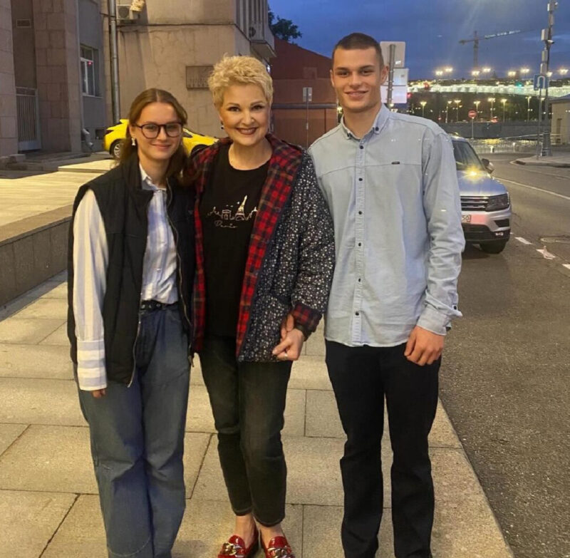 Суды, страх предательства и первая работа: Маргарита Суханкина откровенно рассказала о приемных детях
