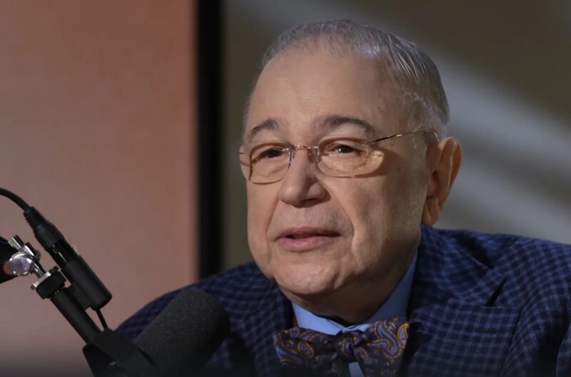 «Исправляю ошибки молодости»: как Евгений Петросян в 80 лет строит быт с молодой женой и растит маленьких детей