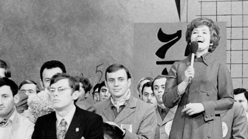 Фанатки дежурили в подъезде, а он спешил домой: история любви Александра и Светланы Масляковых, ушедших друг за другом
