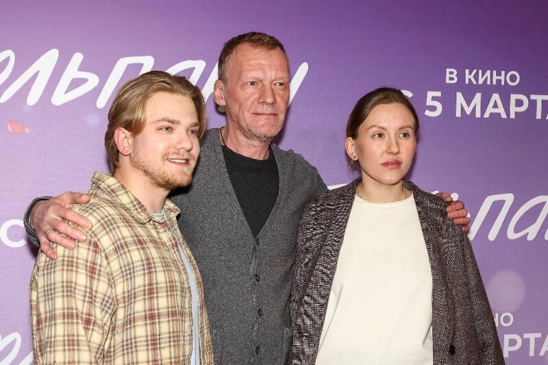 Алексей Серебряков на премьере картины «Тюльпаны» со своими детьми Данилой и Дарьей