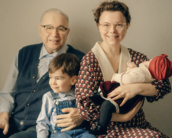 «Исправляю ошибки молодости»: как Евгений Петросян в 80 лет строит быт с молодой женой и растит маленьких детей