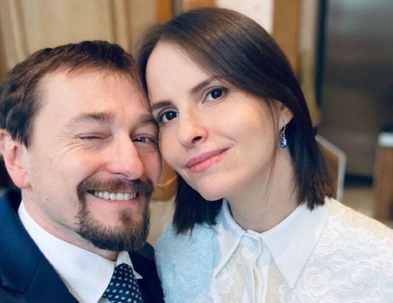 Она приняла его внебрачных детей, а он знал о её тайном прошлом: как устроен брак Анны Матисон и Сергея Безрукова