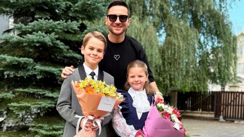 Один воспитывает двоих детей и отрицает брак: почему Сергей Лазарев скрывает мать наследников