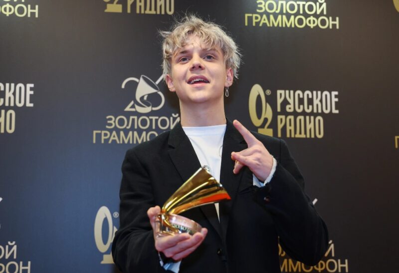 Совместный быт с 16-летней Аней Пересильд, миллионные гонорары и скандал с публикой: как живет музыкант Ваня Дмитриенко