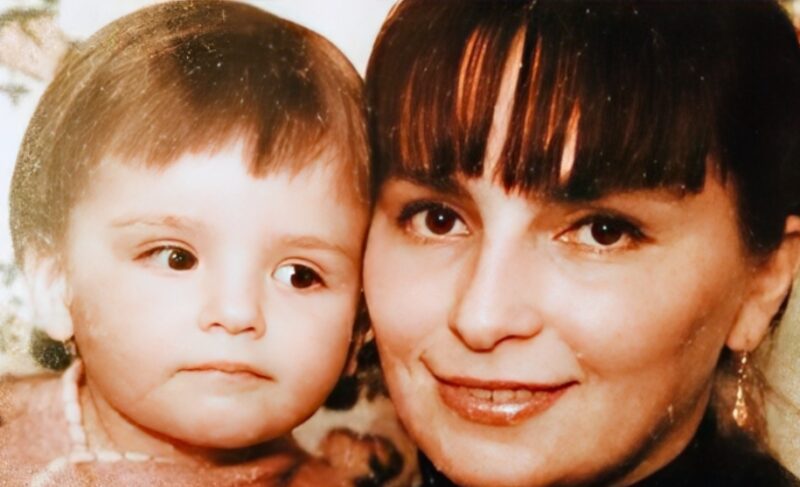 Ксения Лукьянчикова в детские годы вместе с мамой