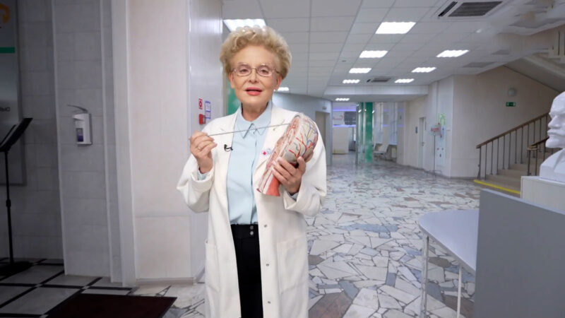 Правила питания, которые не меняются 20 лет: как устроен рацион 65-летней Елены Малышевой