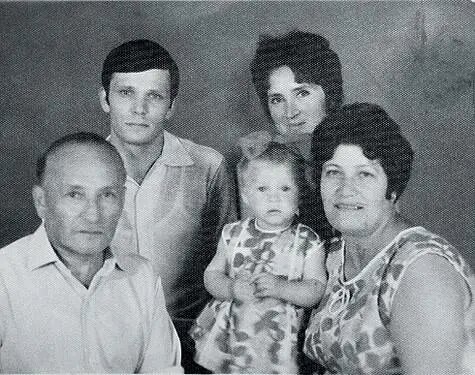 Марина Могилевская в детстве в окружении близких