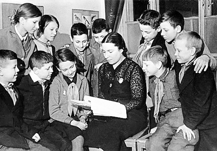 Агния Барто на встрече с юными чтецами в Москве, весна 1940 года