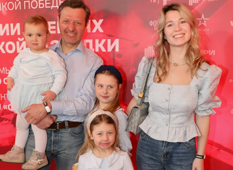 Обет холостяка из-за разбитого сердца, поздняя любовь и три дочери: личная жизнь звезды «Глухаря» Владислава Котлярского