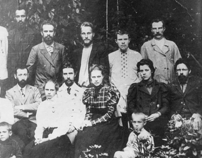 Политические ссыльные в городе Орлов: Клавдия Приходькова (в клетчатой блузке), Николай Бауман и Вацлав Воровский