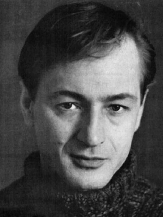 До выхода на сцену Михаил Ножкин успел освоить три строительные специальности
