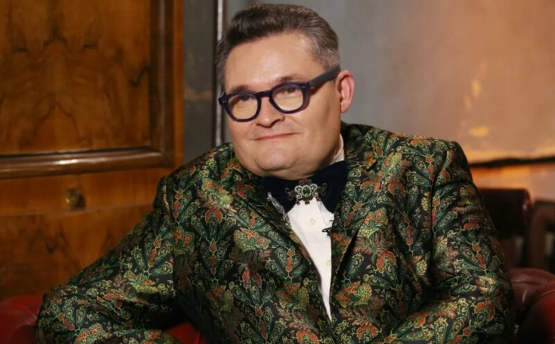 Историк моды Александр Васильев продолжает читать лекции и устраивать выставки в Европе