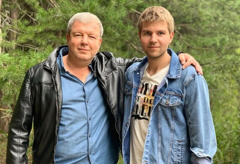 Александр Робак со своим старшим сыном Арсением