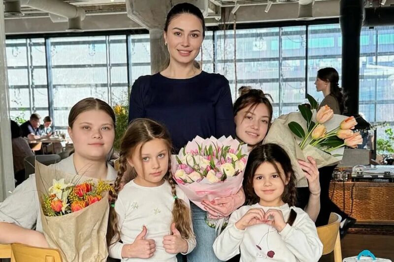 Развод с мужем из ФСБ, новый брак с британцем и четыре дочери: как сложилась судьба телеведущей Ольги Ушаковой