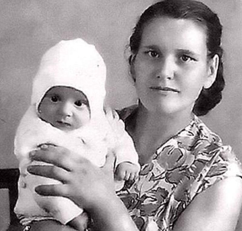 Маленький Сергей Маковецкий вместе с мамой