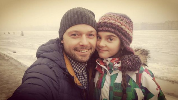 Домашние роды, тайный развод после 20 лет брака и молодая избранница: неожиданные повороты в судьбе Ильи Носкова