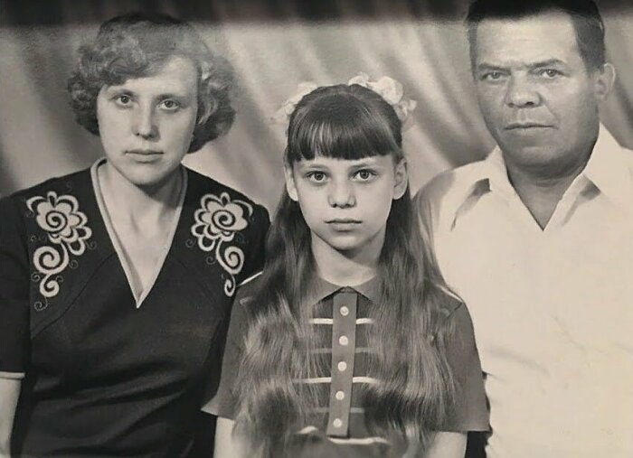 Будущая певица в окружении родителей