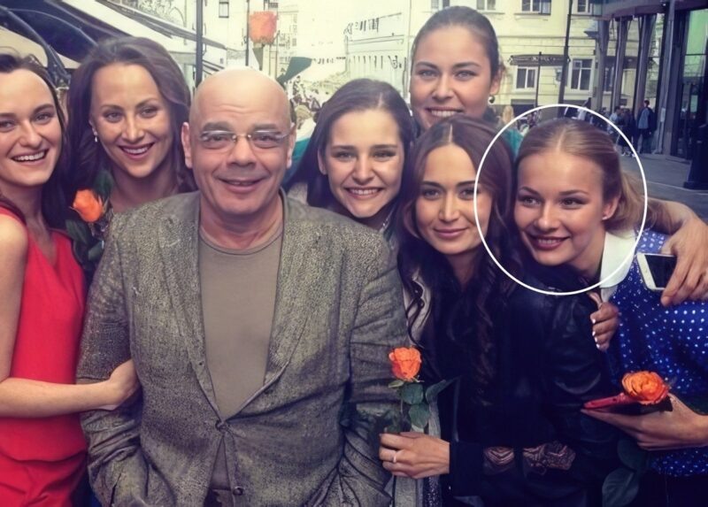 Елена Аросьева во время учебы в Школе-студии МХАТ с Константином Райкиным и однокурсницами