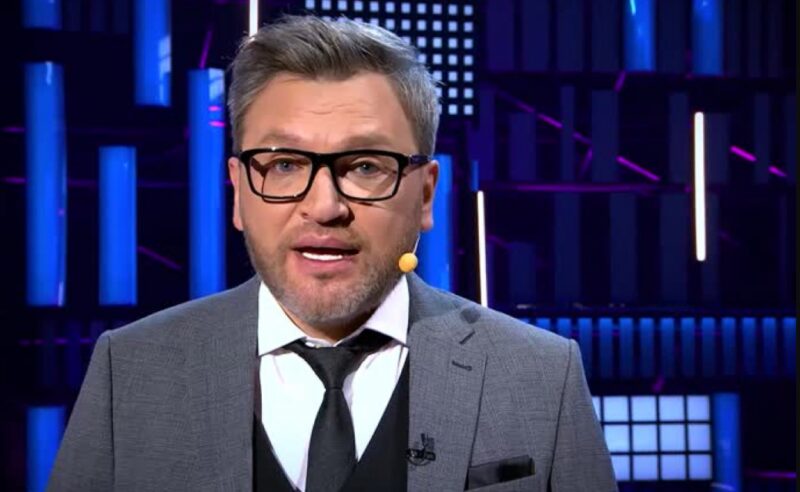С камином и полутораметровой люстрой: как устроен загородный дом Вадима Такменева под Звенигородом