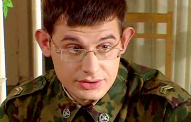 Первые роли и нынешний облик: как изменились 6 «дедов» из первого сезона сериала «Солдаты»