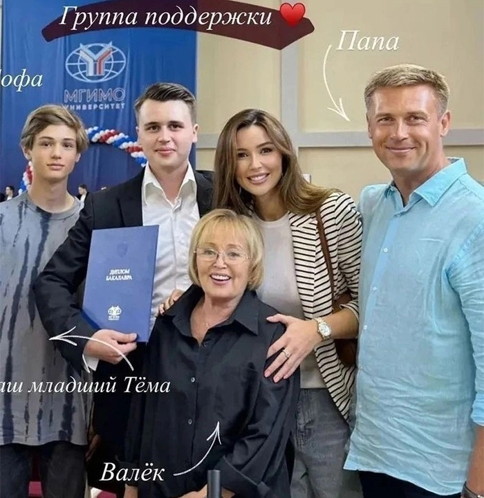 Дмитрий Стрюков со своими детьми Анной, Майклом, Артемом и мамой Анастасии Заворотнюк