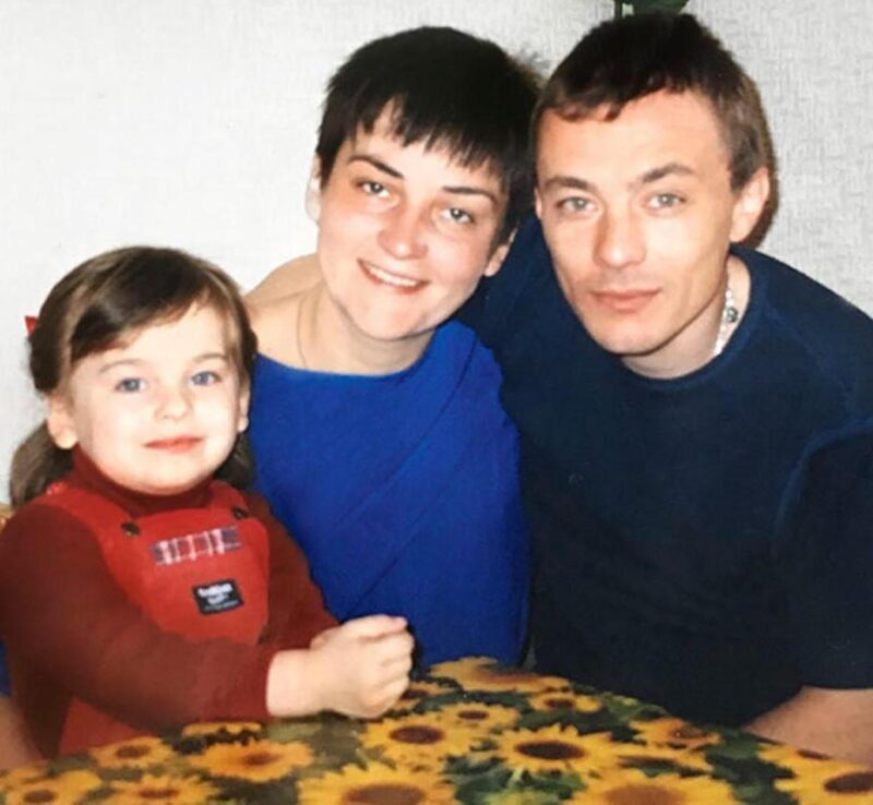 Брак на три недели, уход с двумя чемоданами и позднее отцовство: три попытки Олега Василькова обрести семью