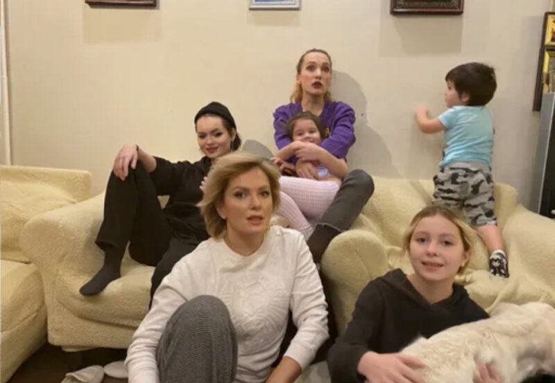 Мария Порошина поделилась редким снимком со всеми пятью повзрослевшими детьми