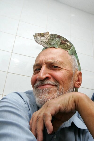 Передвигается с трудом, но заботится о близких: как сейчас живёт 89-летний Николай Дроздов