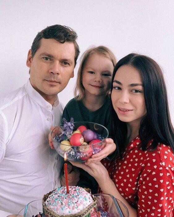 Александр Пашков со второй супругой Кариной Романюк и дочерью